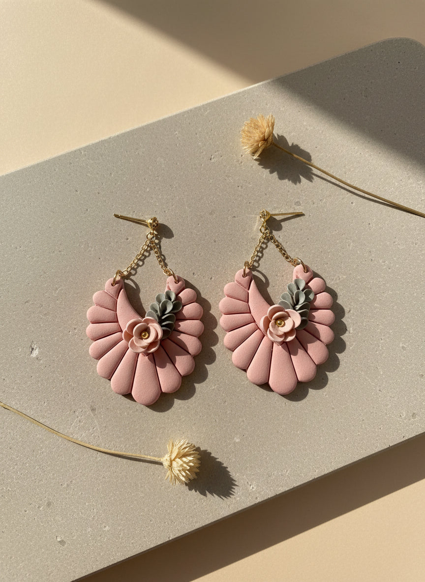 roze statement oorbellen voor vrouwen met roze en groene bloem accenten