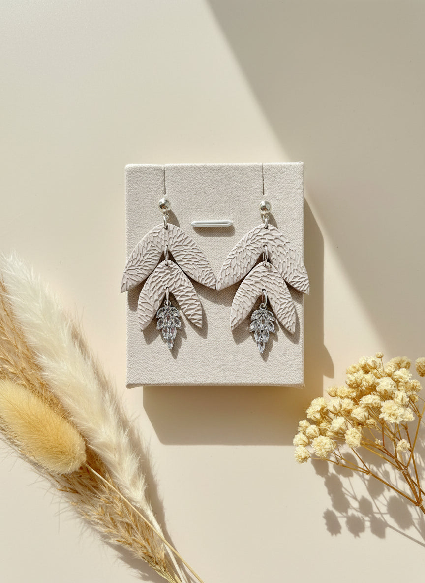 beige textuur bruidsoorlellen voor haar, met zilveren oorknopje en zirconia hanger