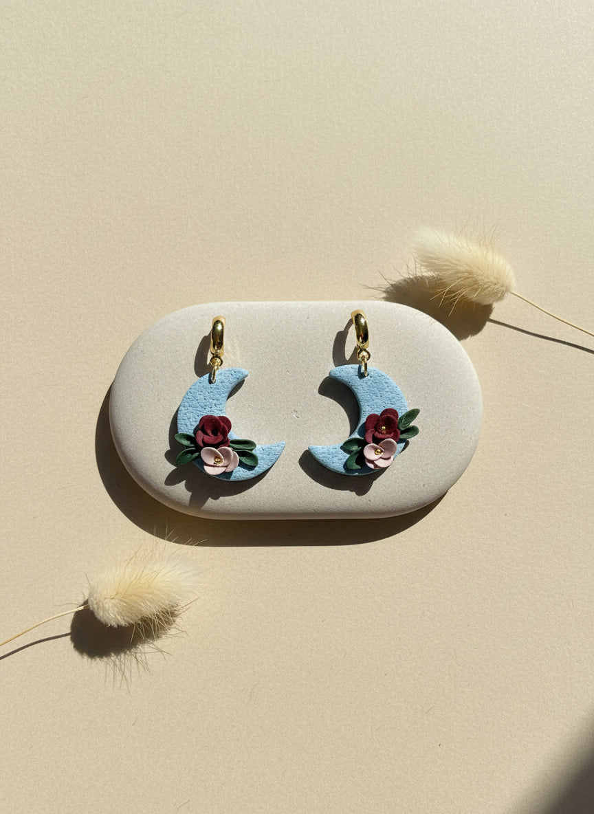 maan oorbellen voor vrouwen met bloemen en gouden accenten