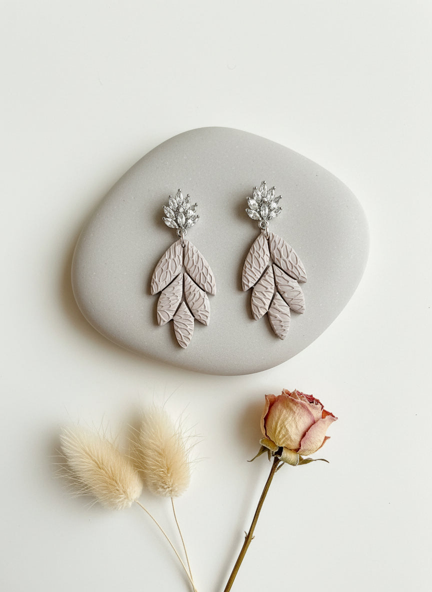 beige oorbellen met zirkonia knop, bruidoorbellen