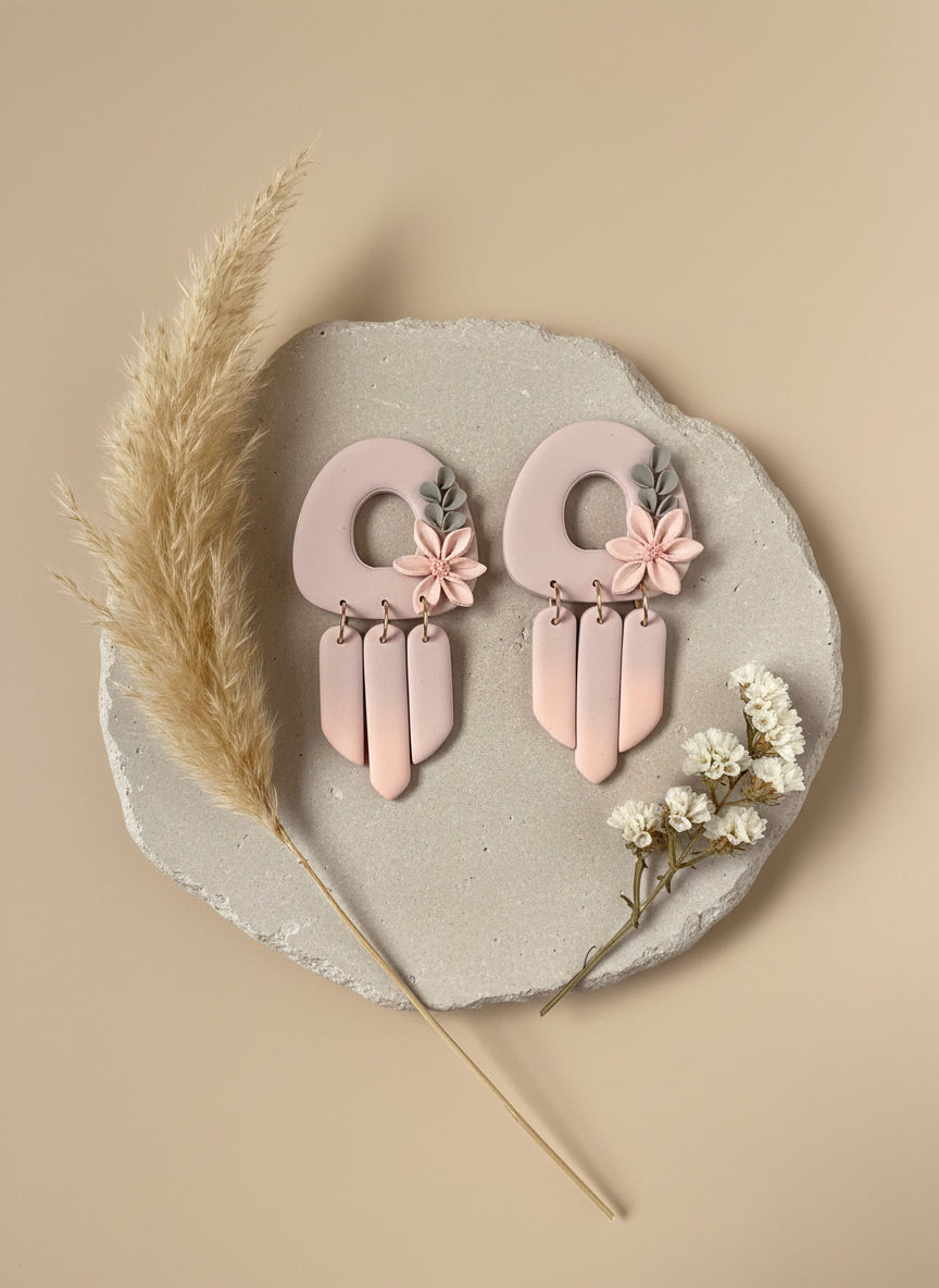beige met roze oorbellen voor vrouwen, met bloem accenten.