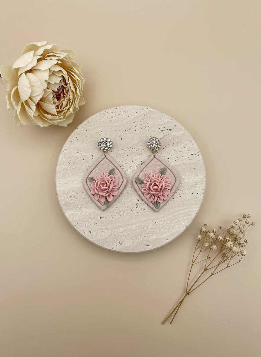 beige statement oorbellen voor vrouwen met een roze pioenroos in het midden.