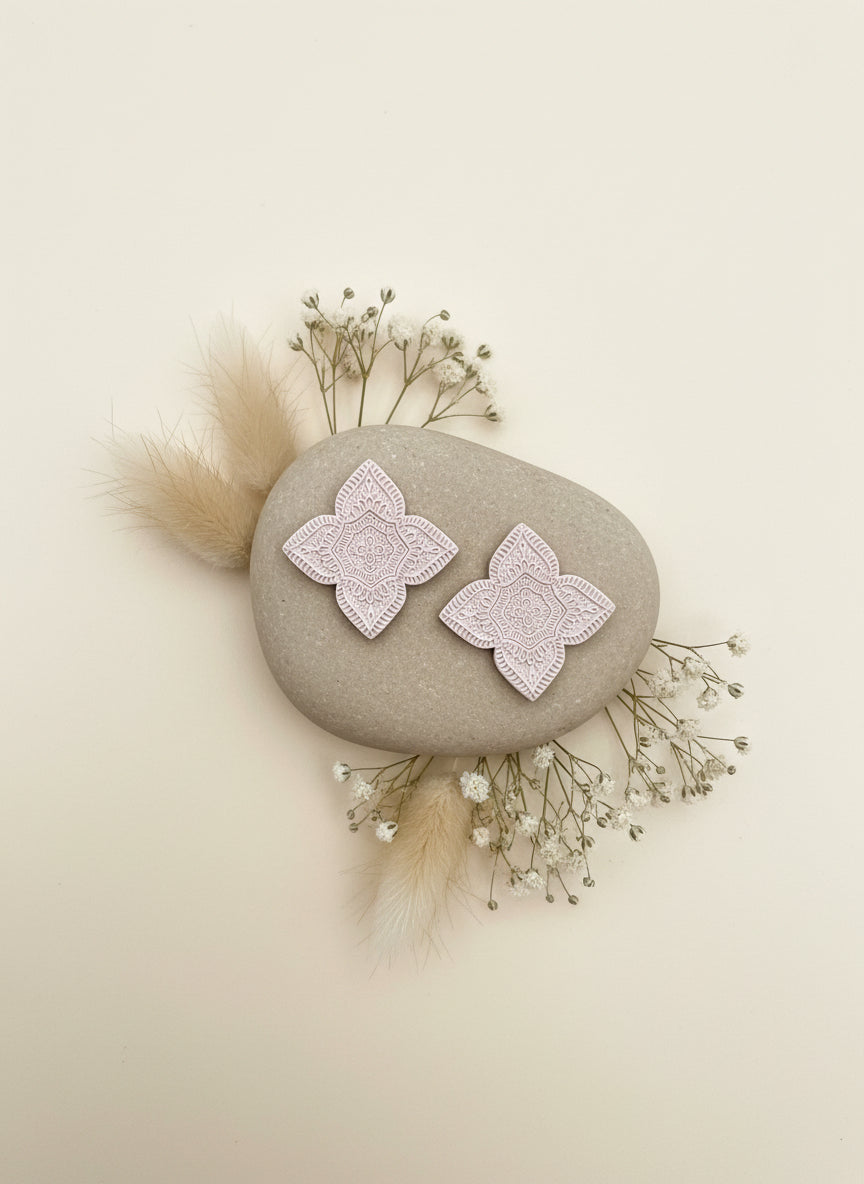 beige textuur oorknopjes voor vrouwen.
