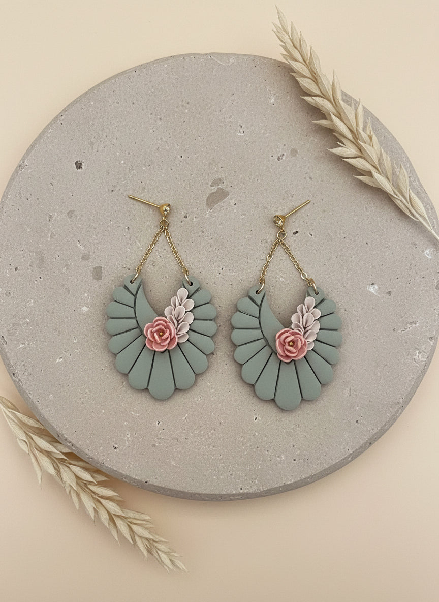 groene statement oorbellen voor vrouwen met roze bloem accenten