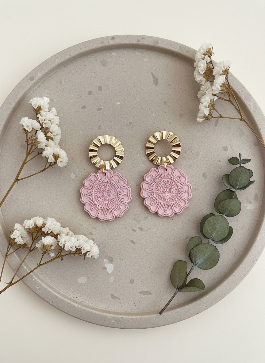 roze bloem textuur oorhangers voor vrouwen met gouden accent
