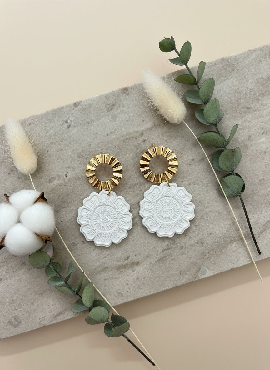 witte bloem textuur hang oorbellen met gouden accenten