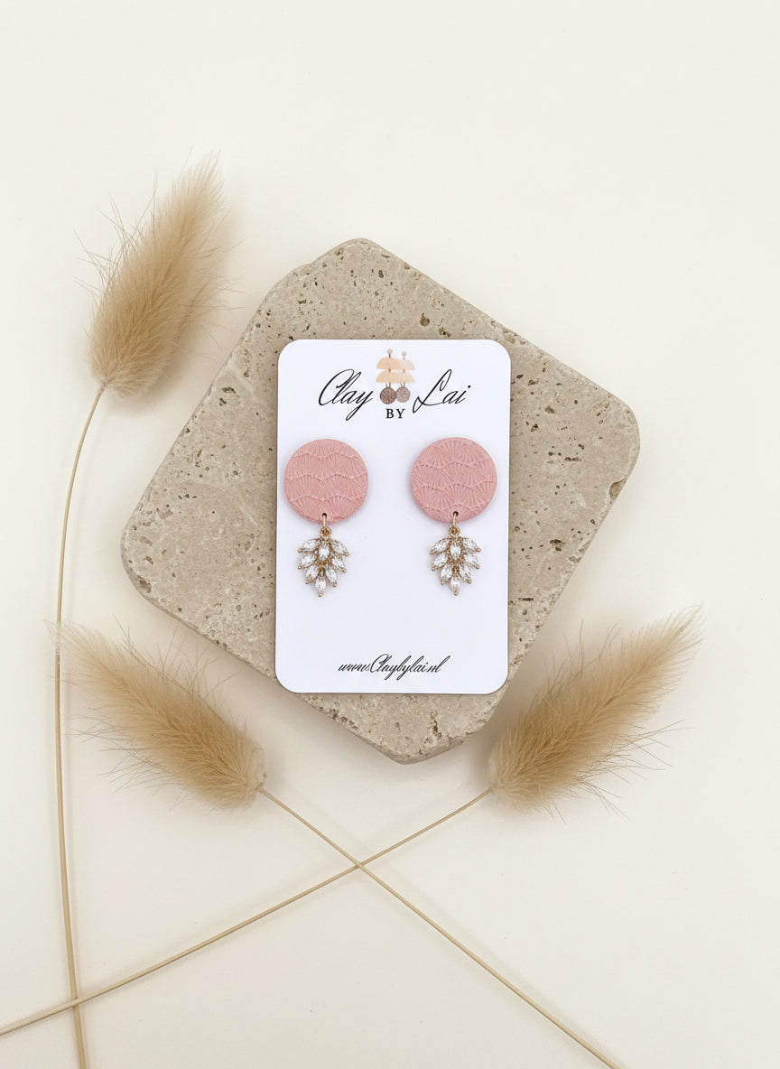 roze textuur oorknopjes voor vrouwen met een zirkonia hanger