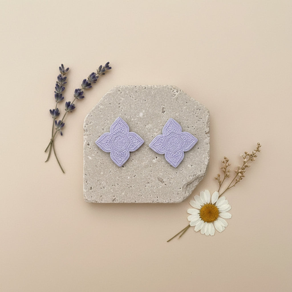 lila oorknopjes met bloemen textuur print