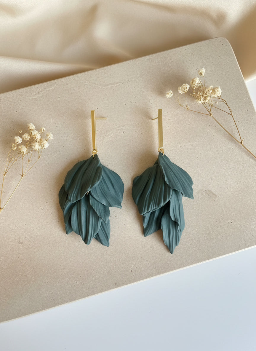 groene hang oorbellen van bloem blaadjes, botanische oorbellen.