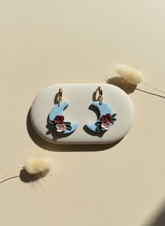 maan oorbellen voor vrouwen  met bloemen en gouden accenten
