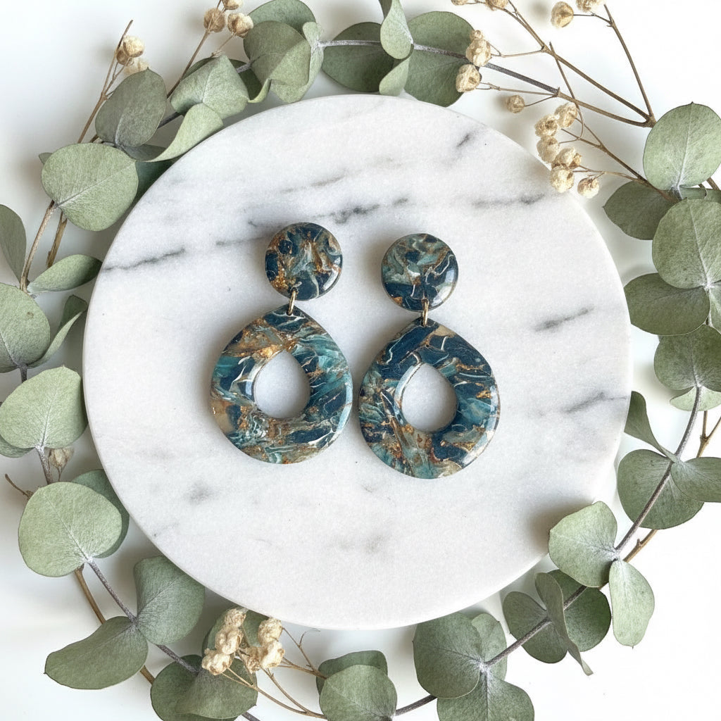 Oorbellen voor vrouwen , blauw met gouden en koperen effecten marmere oorbellen voor vrouwen.