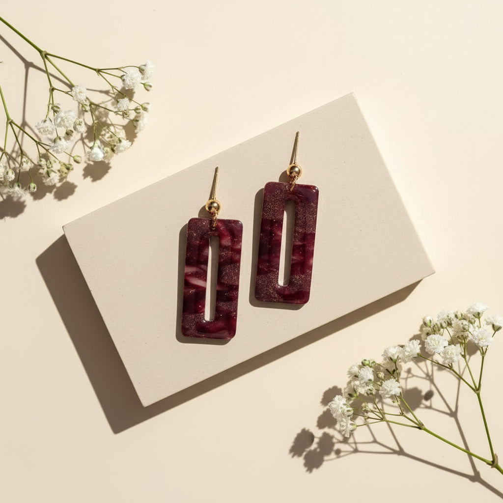 Bordeaux rode oorbellen, met marmer effect en gouden details.