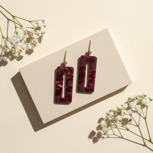 Bordeaux rode oorbellen, met marmer effect en gouden details.