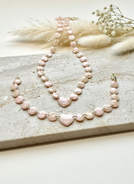 roze rozenkwarts sieradenset gemaakt van polymeer klei, mooie marmer effect met gouden accenten.