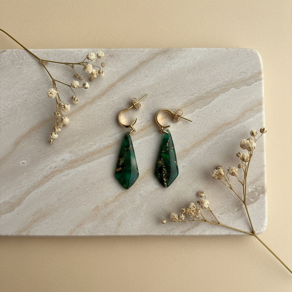 emerald groene oorbellen met gouden accenten.