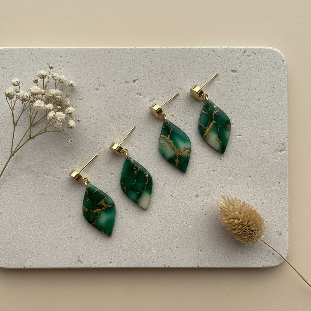 groene emerald oorbellen voor vrouwen met gouden accenten.