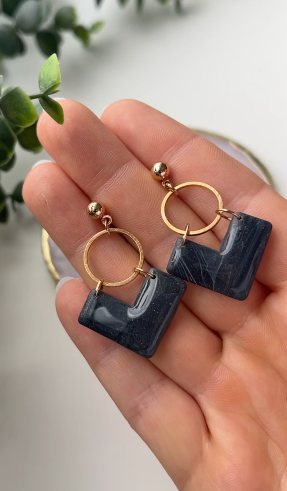 Yse' oorbellen in zwart marmer